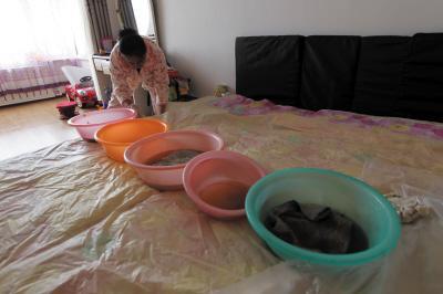 武汉楼上漏水，住户失联，小区没物管，业主维权难！律师来支招……